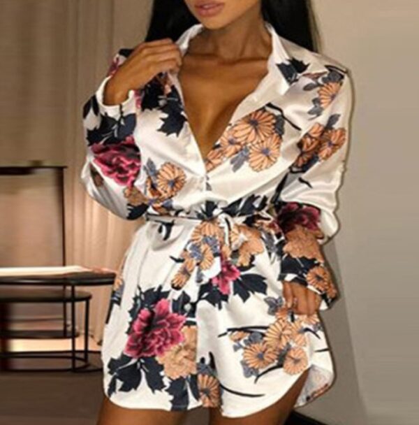 Vestido corto tipo kimono con estampado de flores A&P. - Imagen 2