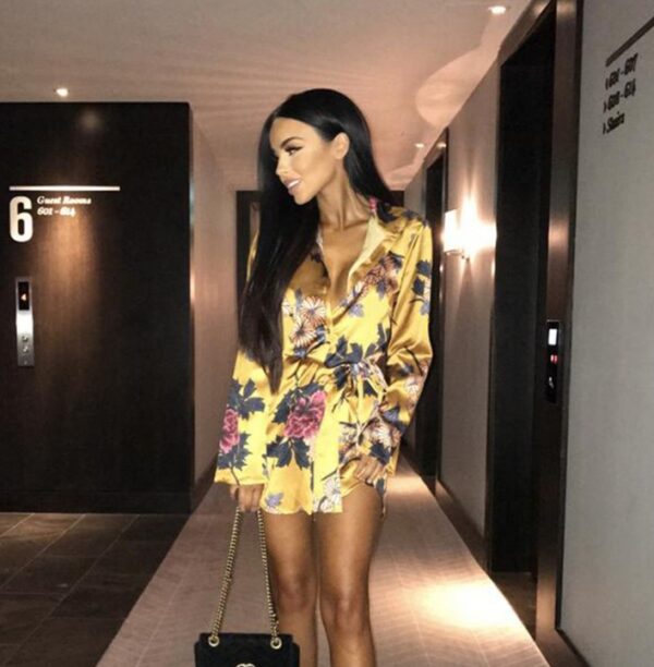 Vestido corto tipo kimono con estampado de flores A&P. - Imagen 6