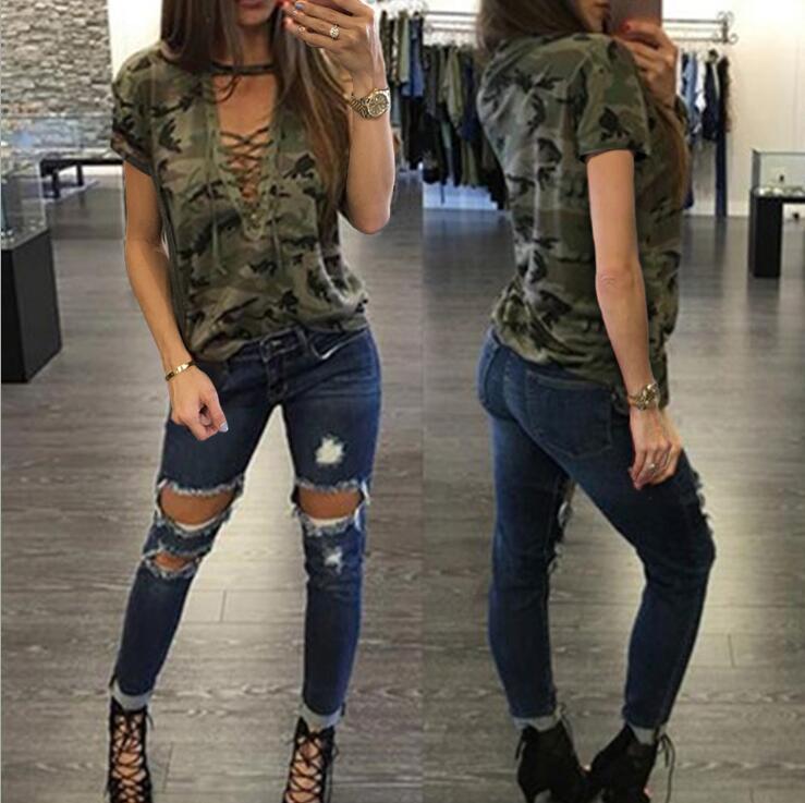 Camiseta de camuflaje con cuello en V A&P.