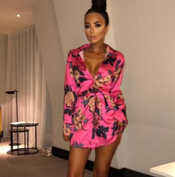 Vestido corto tipo kimono con estampado de flores A&P. - Imagen 3