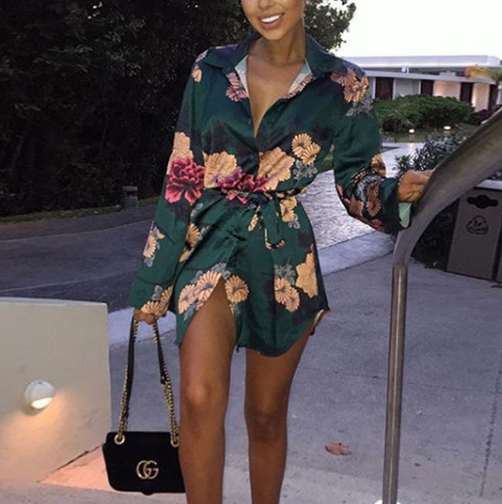 Vestido corto tipo kimono con estampado de flores A&P.